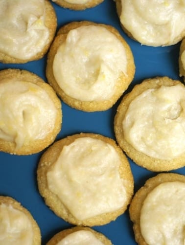 Quick lemon frosting on cookies